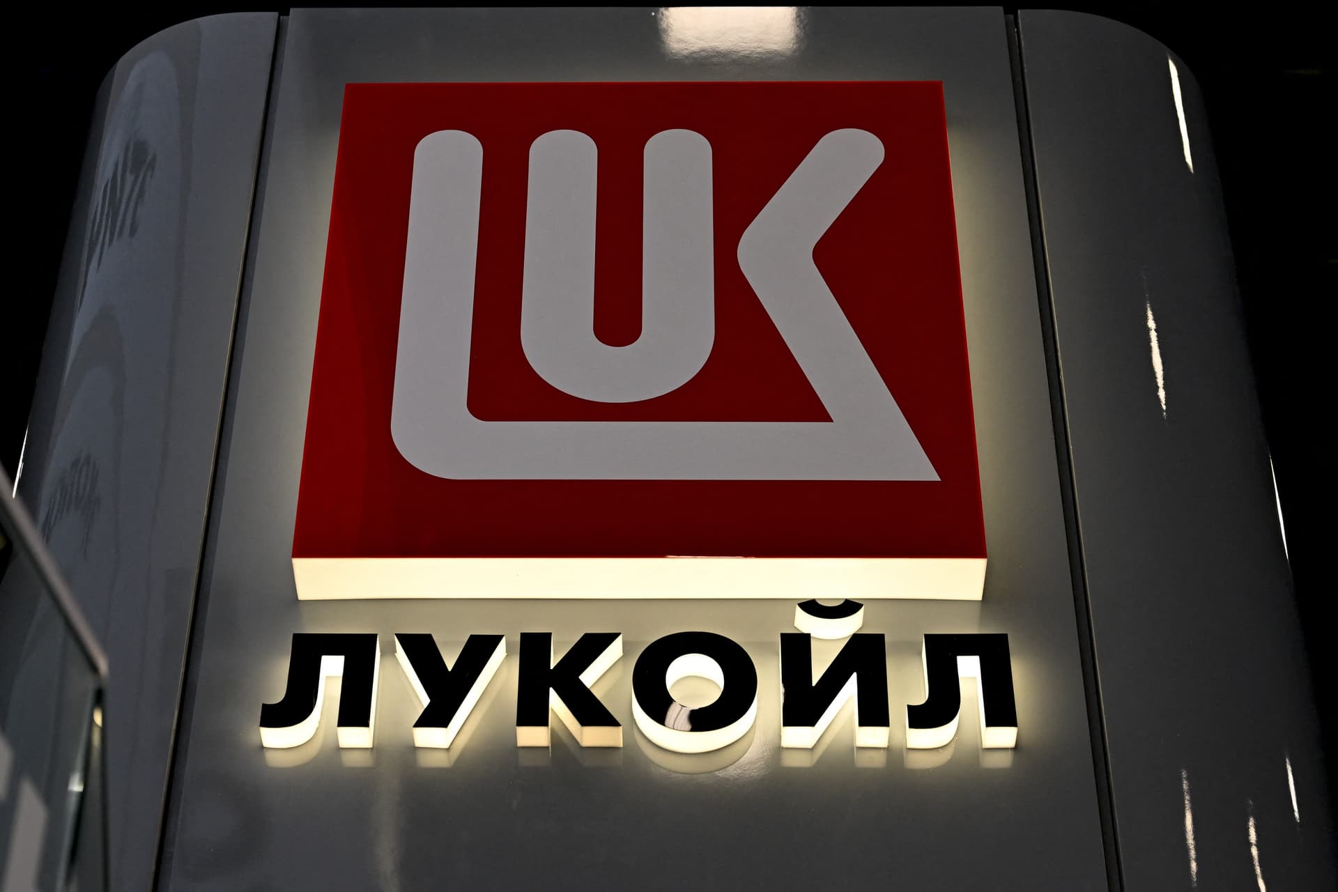 Uniós biztos: Az olajtranzit műveletek nem érintettek a korlátozásban, ha nem a Lukoil az olaj tulajdonosa