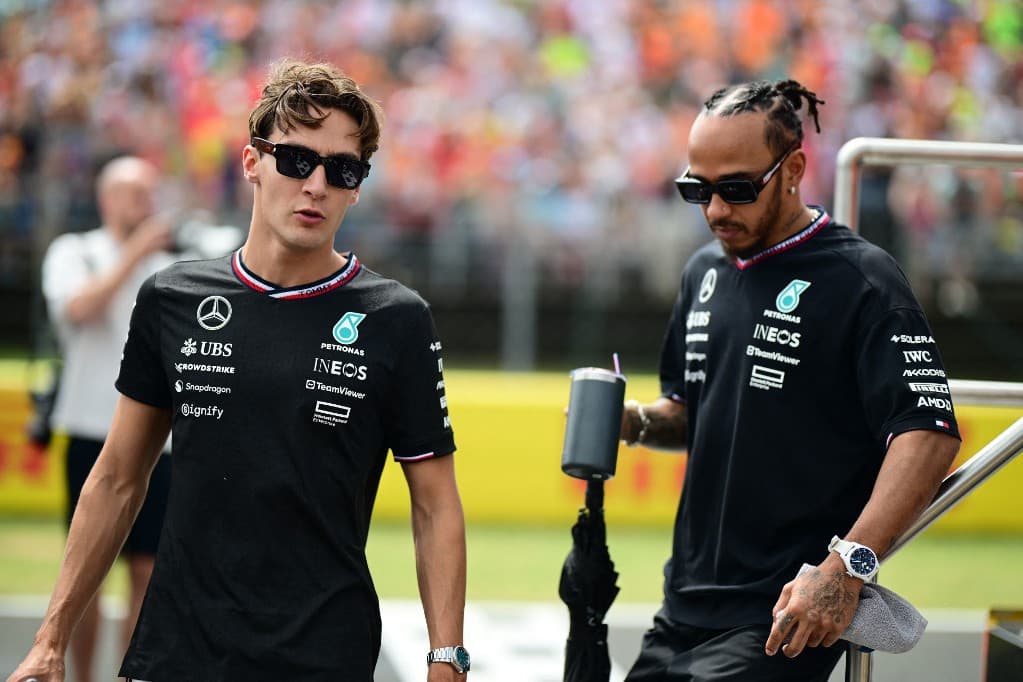 Lewis Hamilton és George Russell egyetért