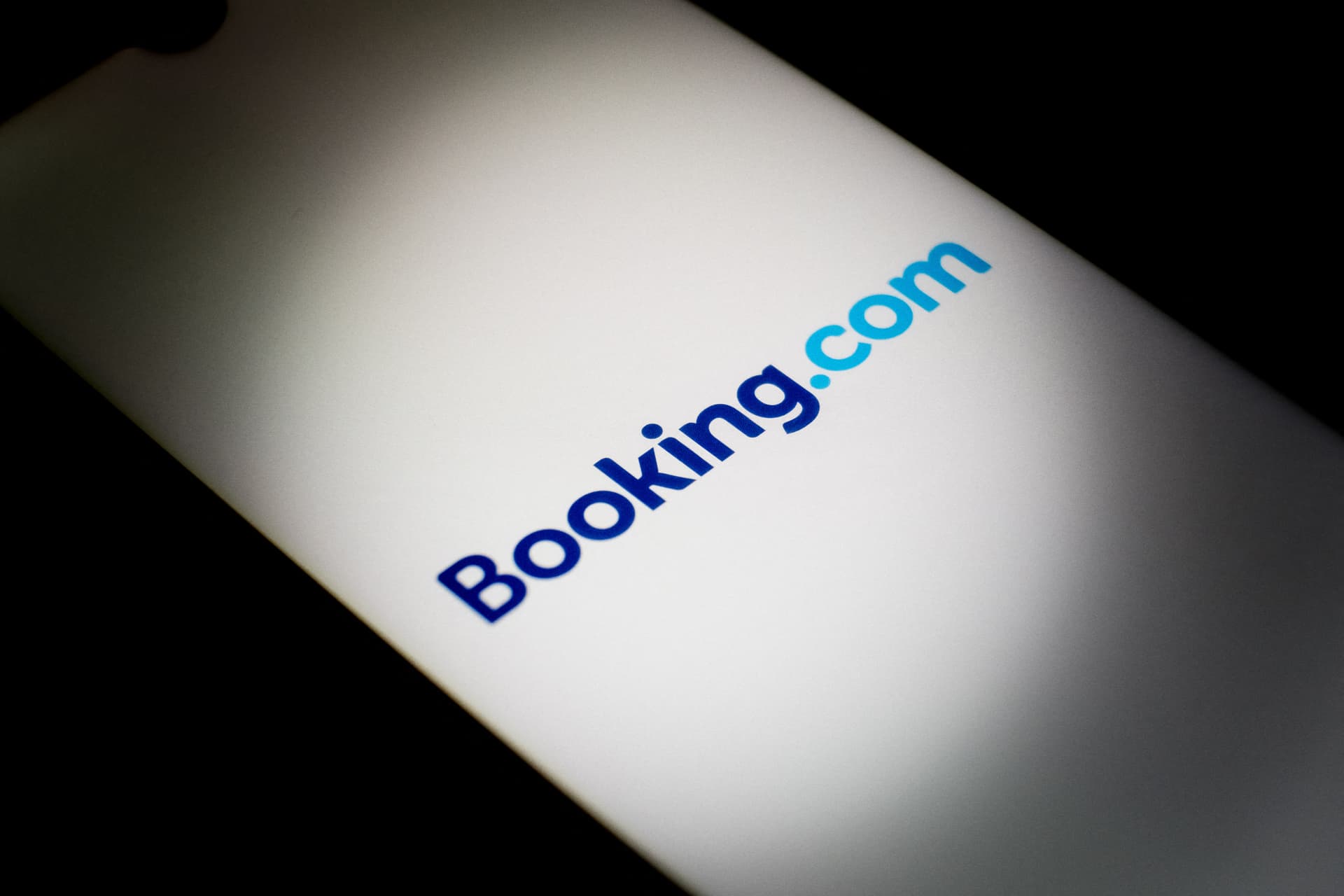 Rekordbírsággal, majdnem 400 millió forintra büntette a GVH a Bookingot