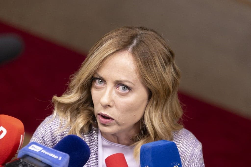 Meloni: Az illegális bevándorlók a jogszerűen érkezők ellenségei