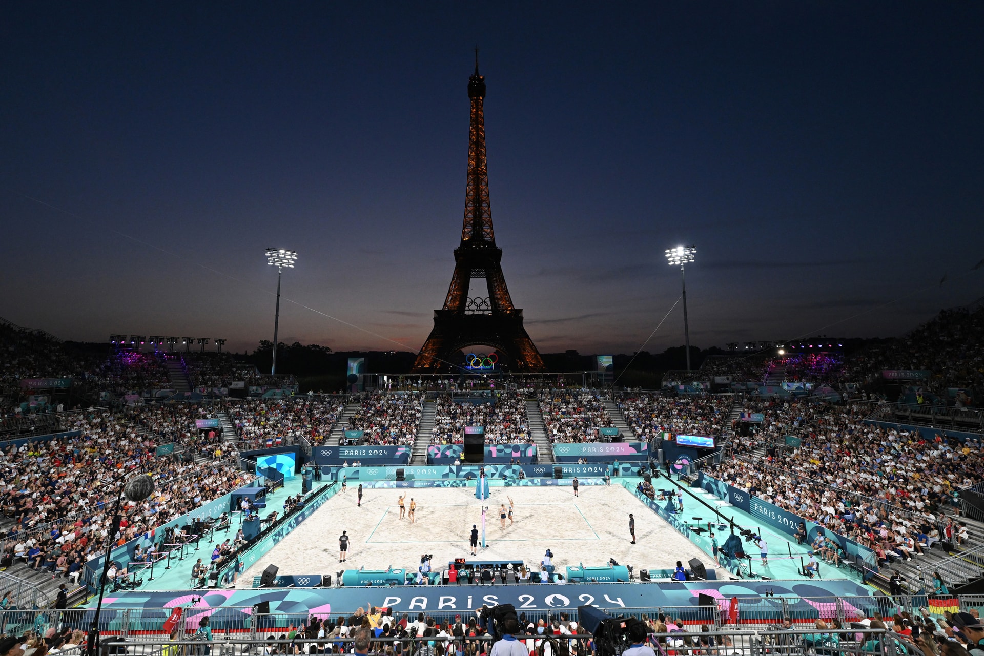Az Eiffel-torony lábánál strandröpiznek az olimpikonok