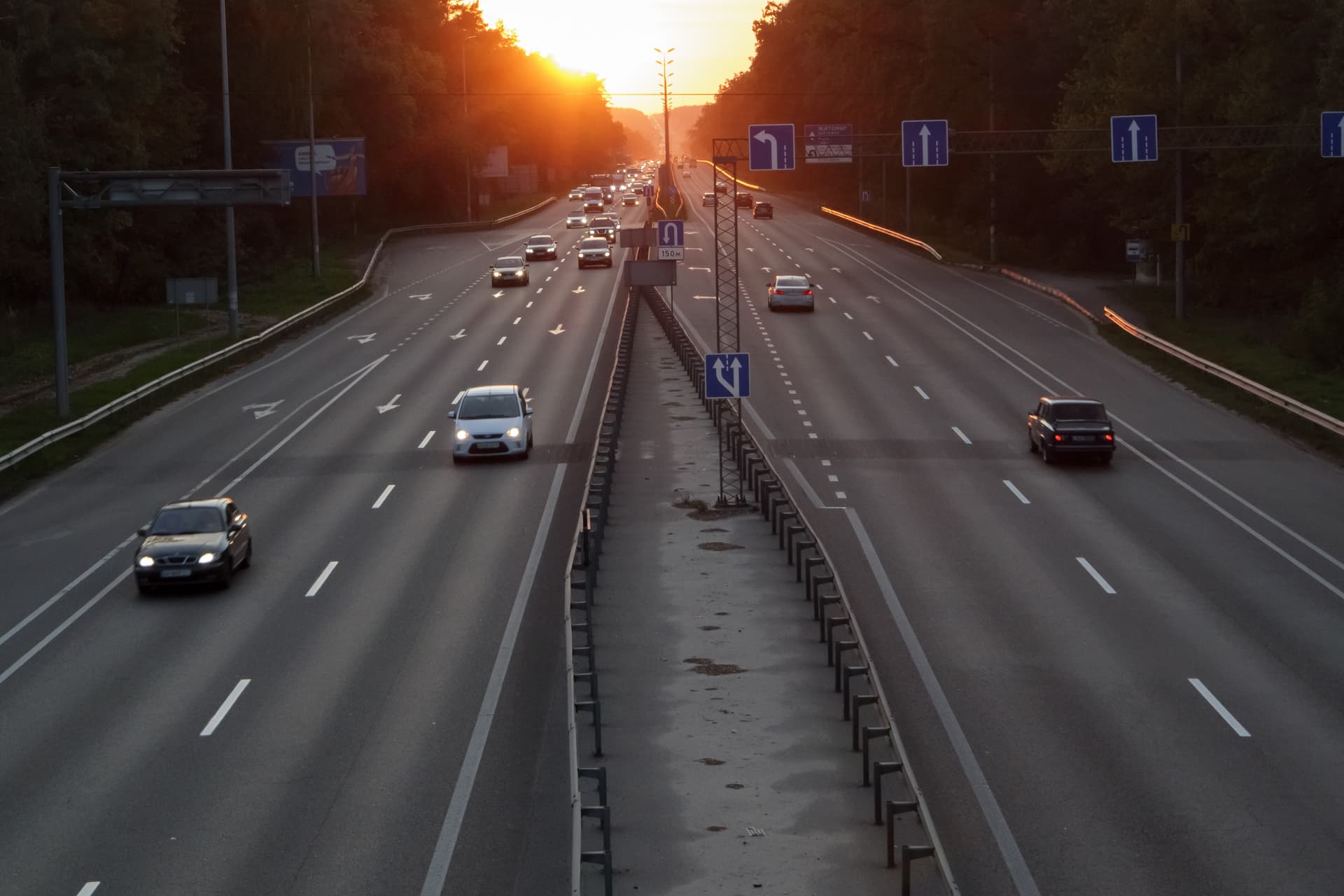Átugratott a túloldalra egy autó az M1-esen + VIDEÓ