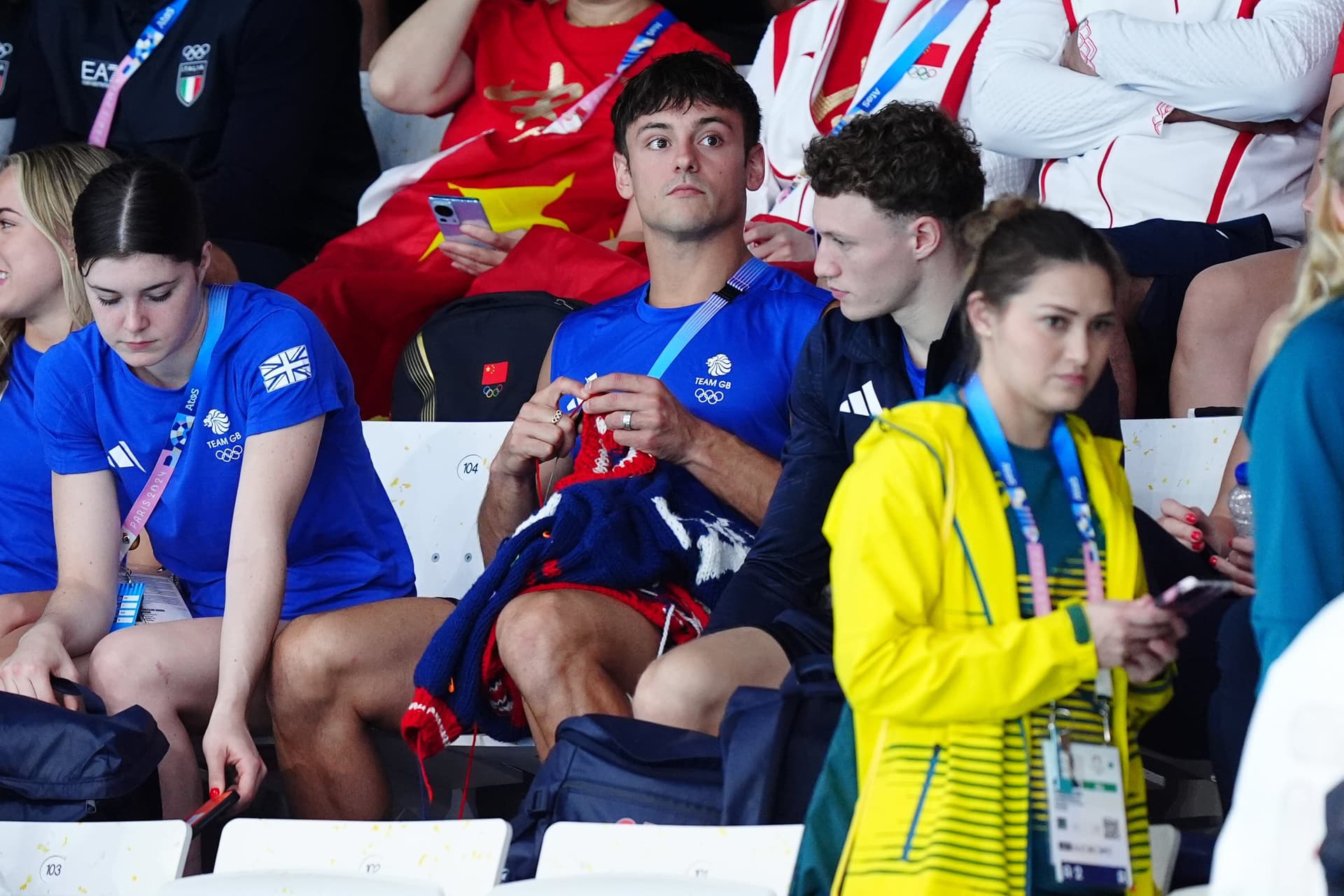Pulóvert köt az olimpiai bajnok Párizsban