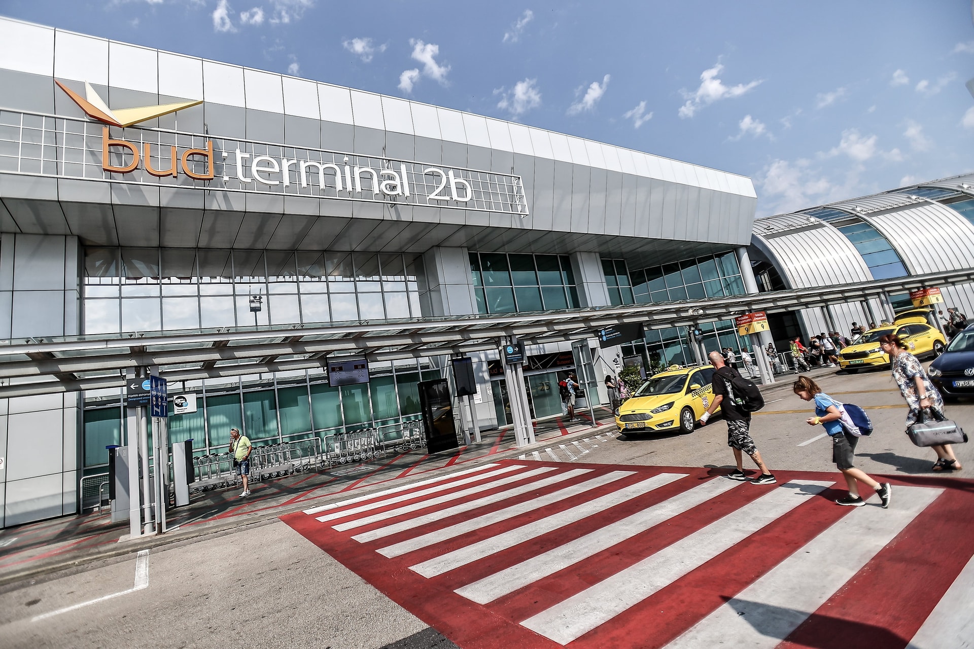 Már bankkártyával is lehet jegyet venni a 200E repülőtéri járaton