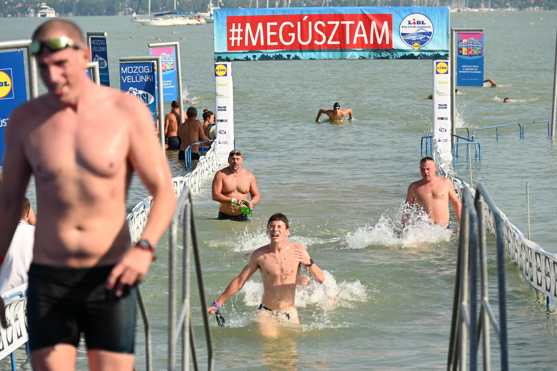 Csaknem félezer honvéd a Balatonban