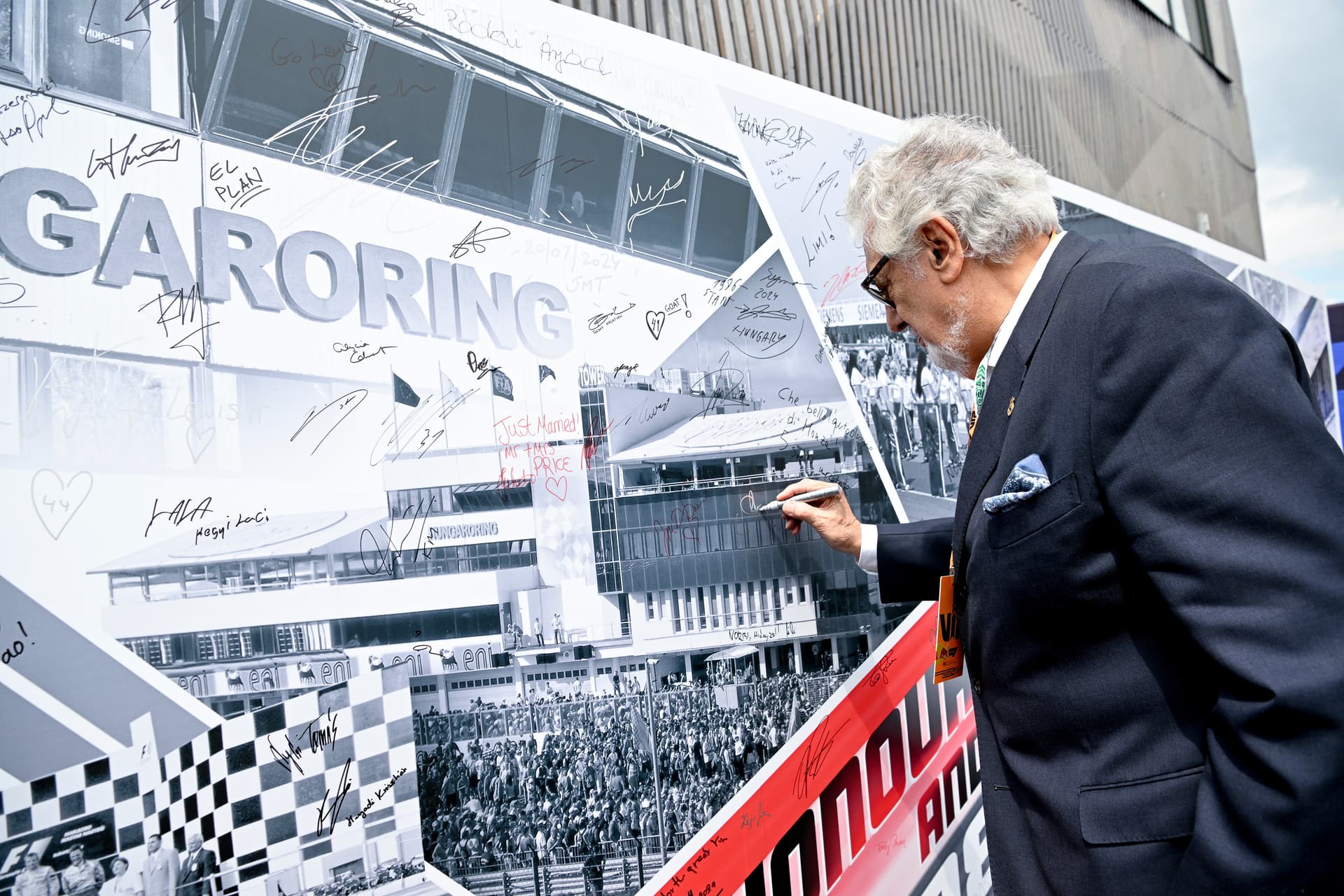A versenyzők többsége dedikálta a Hungaroring emlékfalat