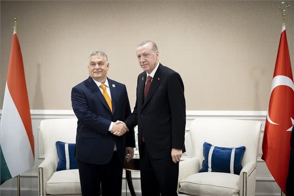 Orbán Viktor a magyar békemisszió támogatását kérte a török elnöktől + VIDEÓ