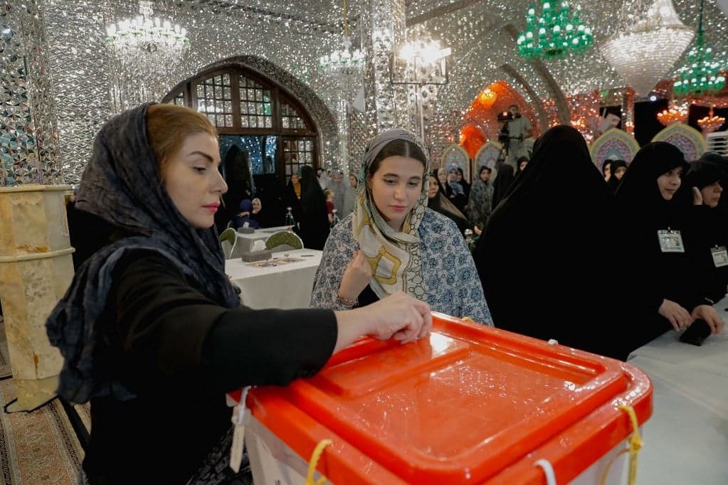 Irán: Az elnökváltás ellenére maradnak a nőkre vonatkozó, szigorú öltözködési szabályok
