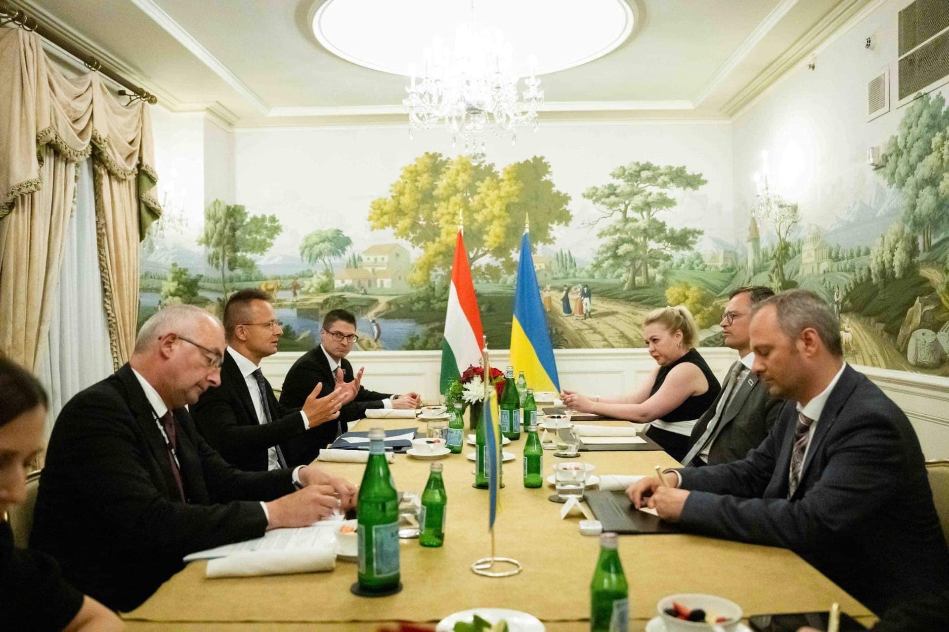 Szijjártó Péter: Csak a párbeszéd, csak a diplomácia jelenthet megoldást a szomszédban zajló háborúra