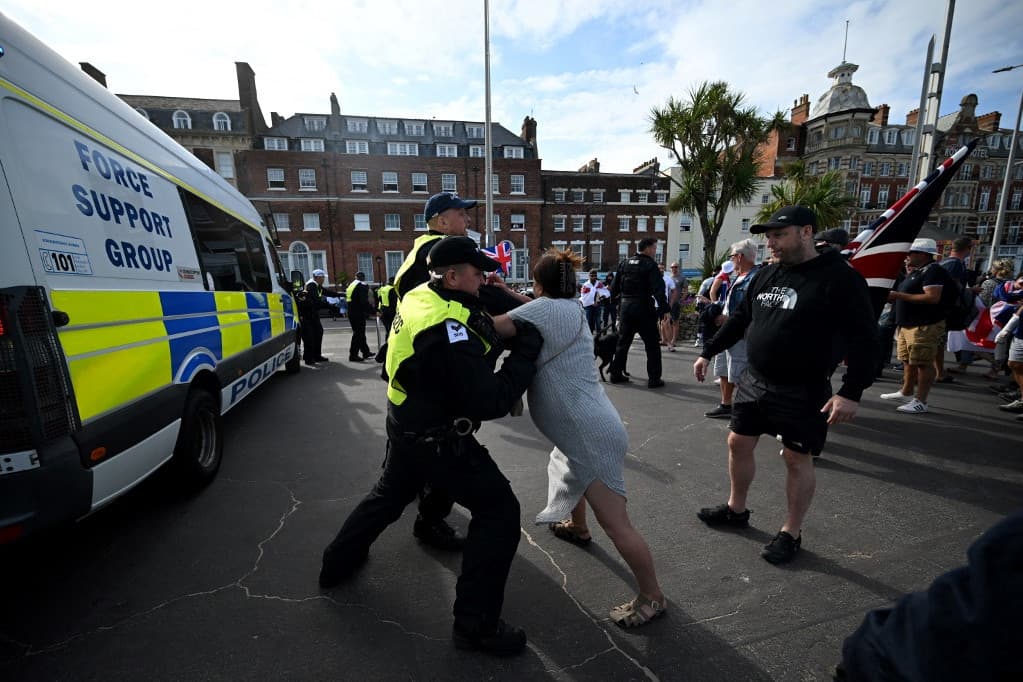 Zavargásokba torkollott egy bevándorlásellenes tüntetés Nagy-Britanniában