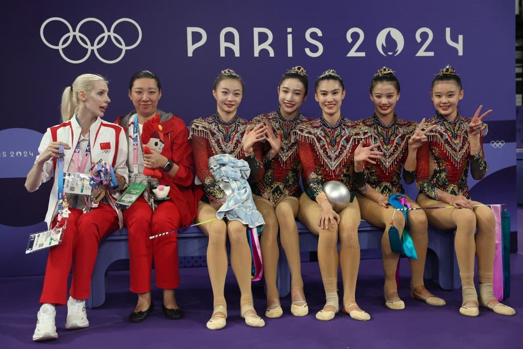 Kínai arany együttes kéziszercsapatban a ritmikus gimnasztikázóknál