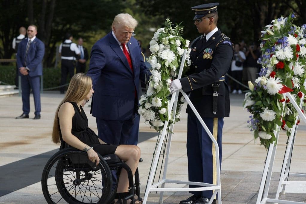 Trump koszorúzással, Joe Biden és Kamala Harris közleményben emlékezett meg