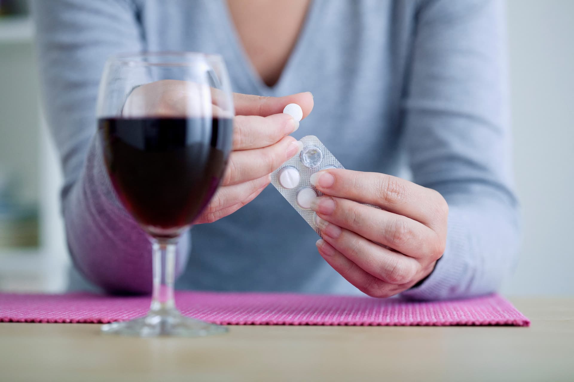 Komoly következményei lehetnek, ha kombinálja az alkoholt és az antibiotikumot