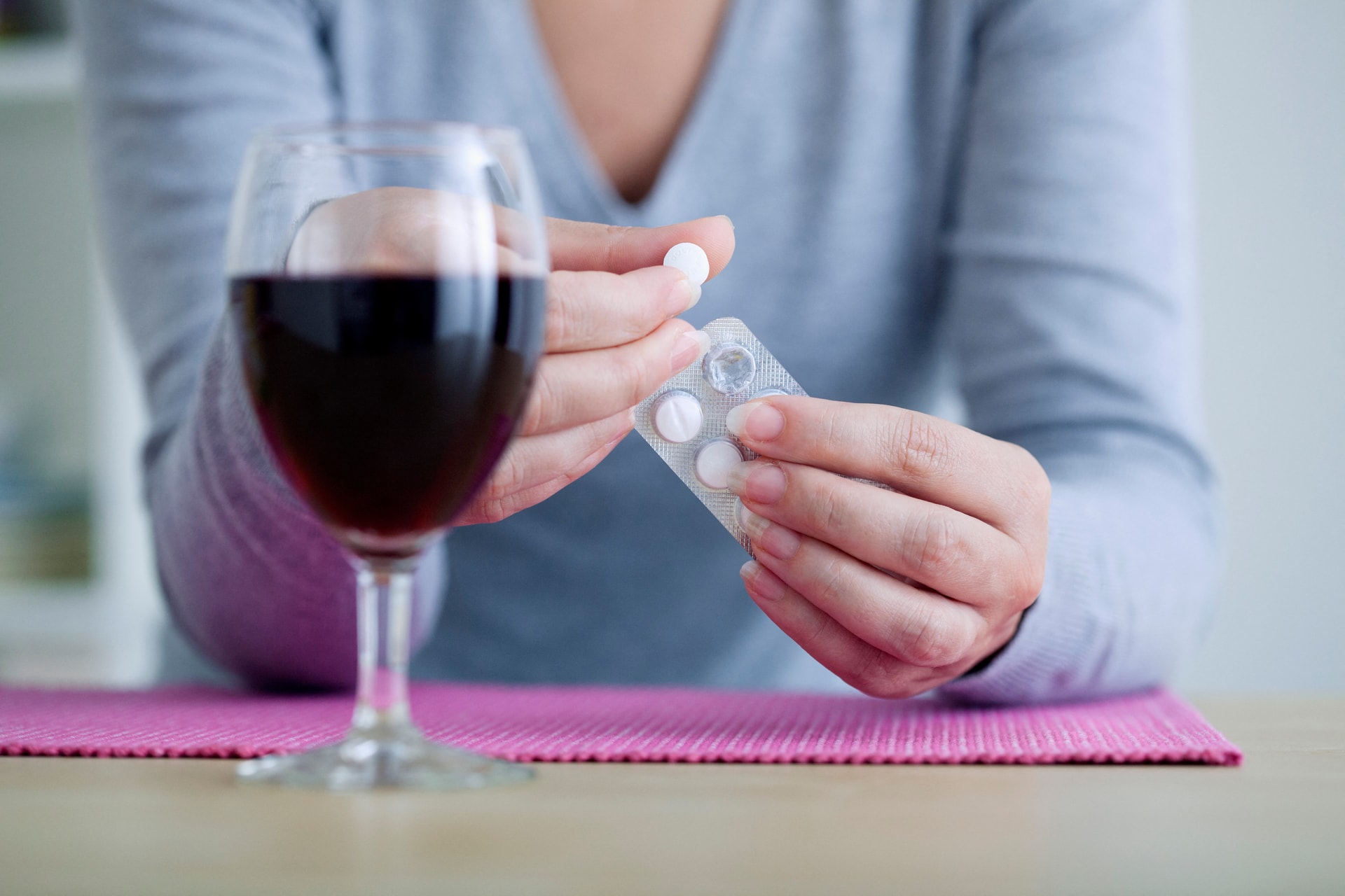 Komoly következményei lehetnek, ha kombinálja az alkoholt és az antibiotikumot