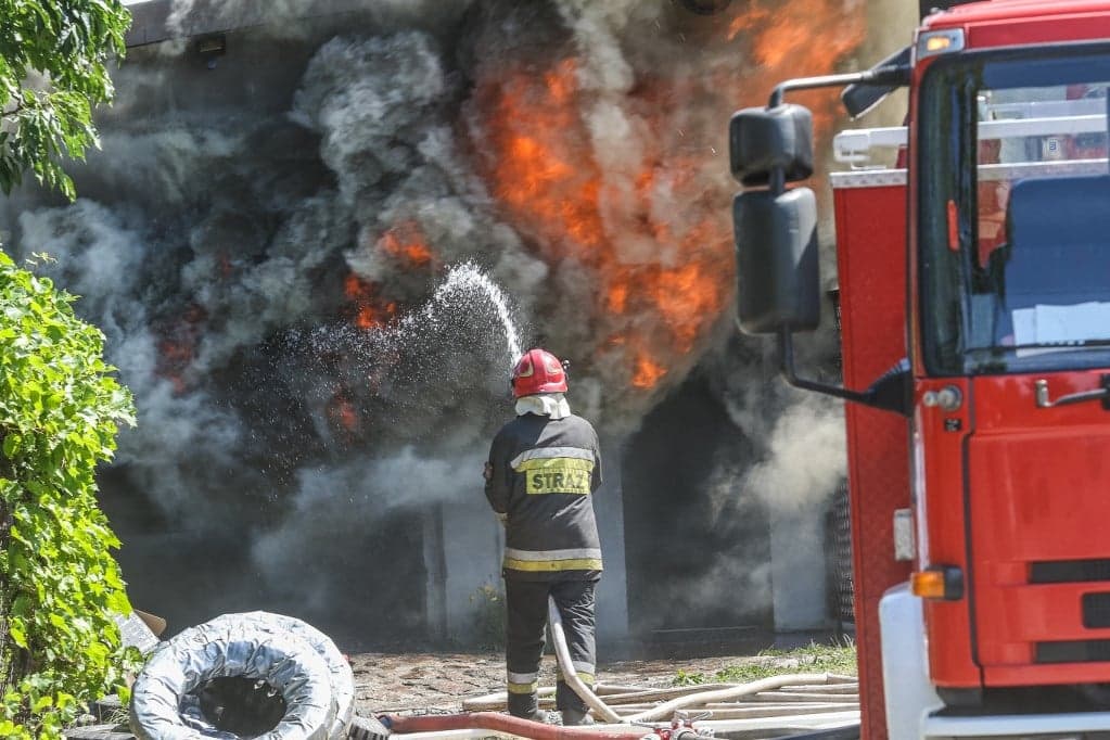 Két tűzoltó életét vesztette egy tűzvészben a lengyelországi Poznanban