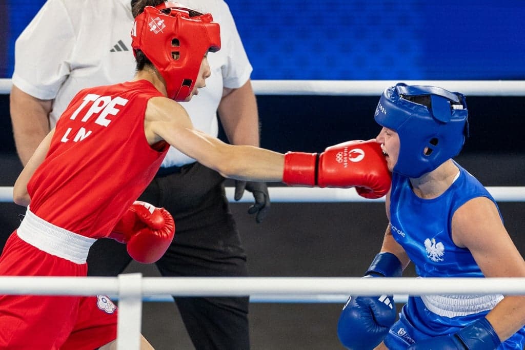 Véresre verte ellenfelét az olimpiai döntőben a nők között bokszoló férfi