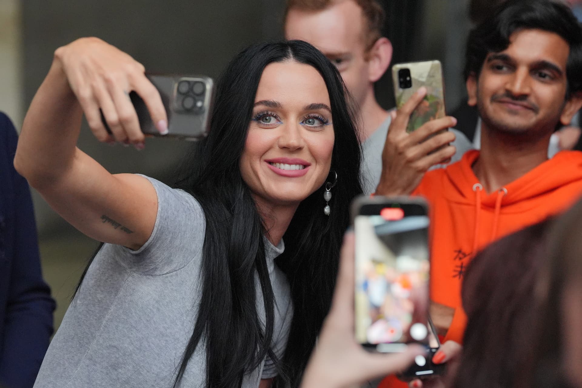 Katy Perry női legénységgel indul az űr határára