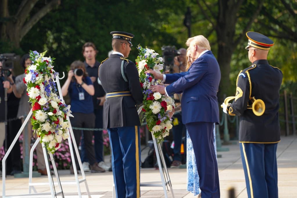 Incidens zavarta meg Donald Trump részvételét az Arlingtoni Nemzeti Sírkertben tartott koszorúzáson
