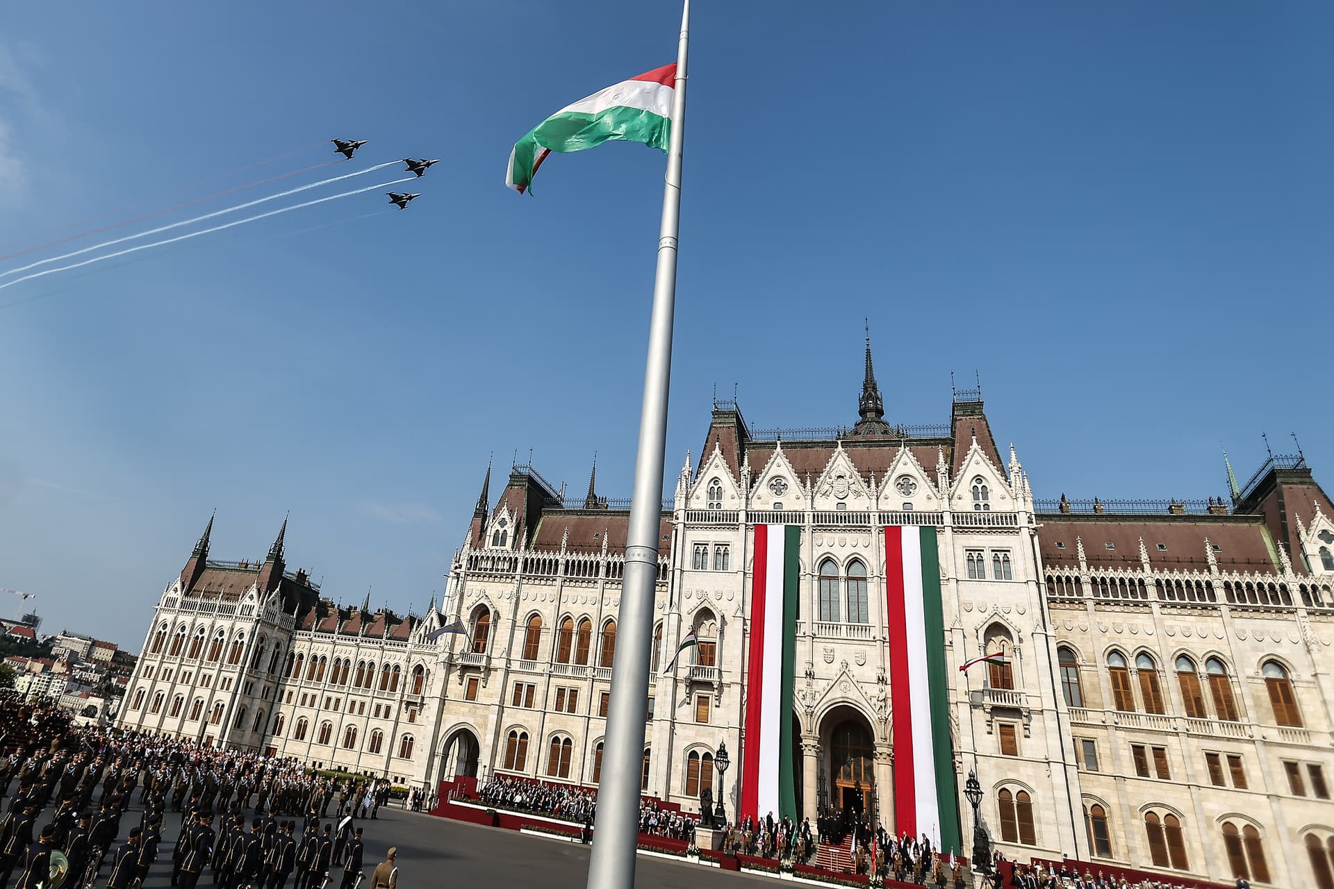 Zászlófelvonás, díszünnepség és tisztavatás + GALÉRIA