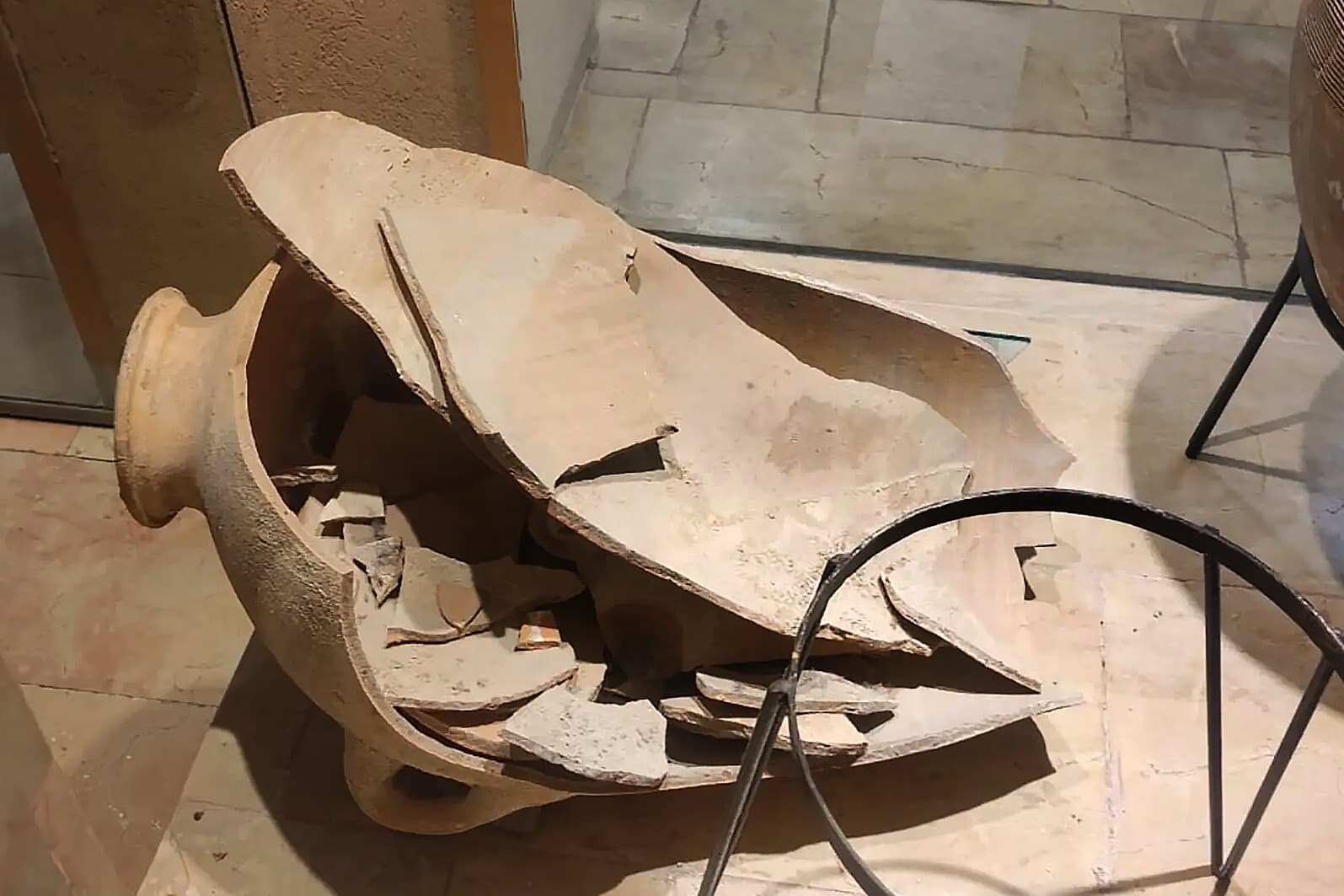 Több ezer éves műkincset tört össze egy iskolás