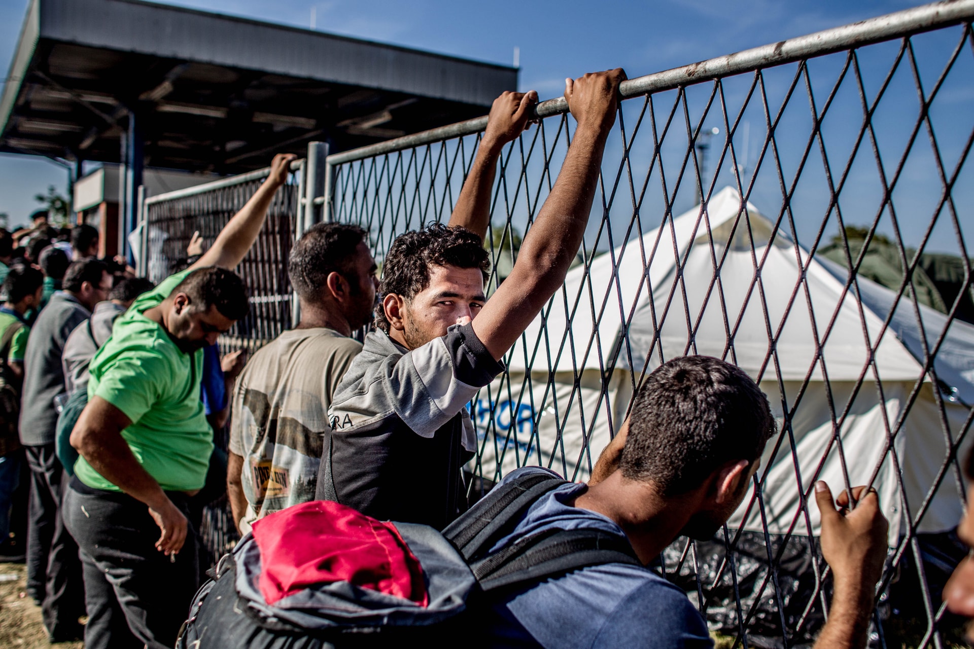 Minek a határőrizet, ha a migránsokat menekülttáborokba kellene szállítani?