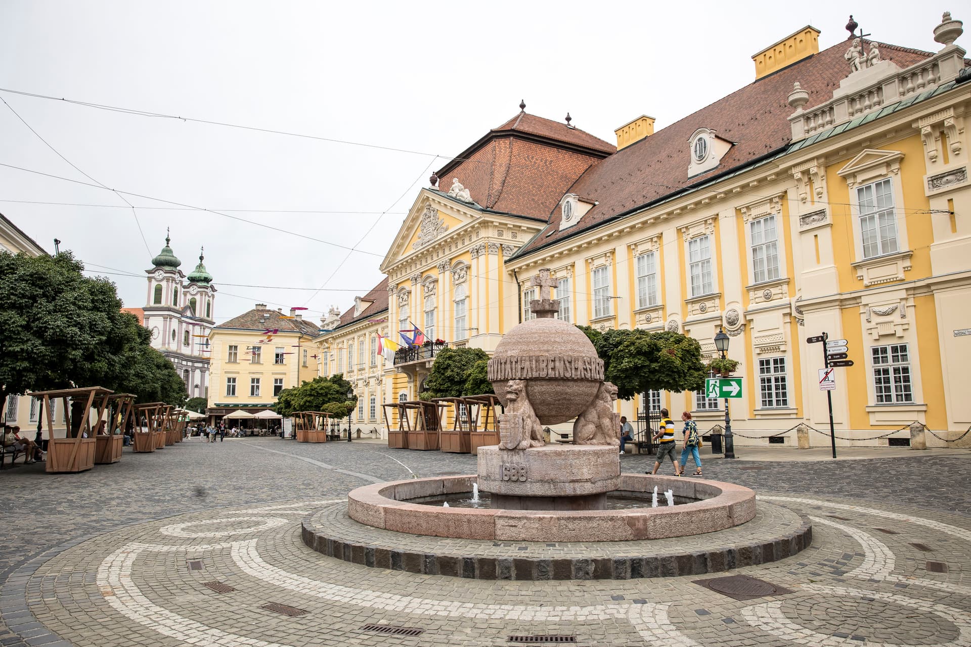 Ádámkosztümben sétálgatott egy nő Székesfehérvár utcáin