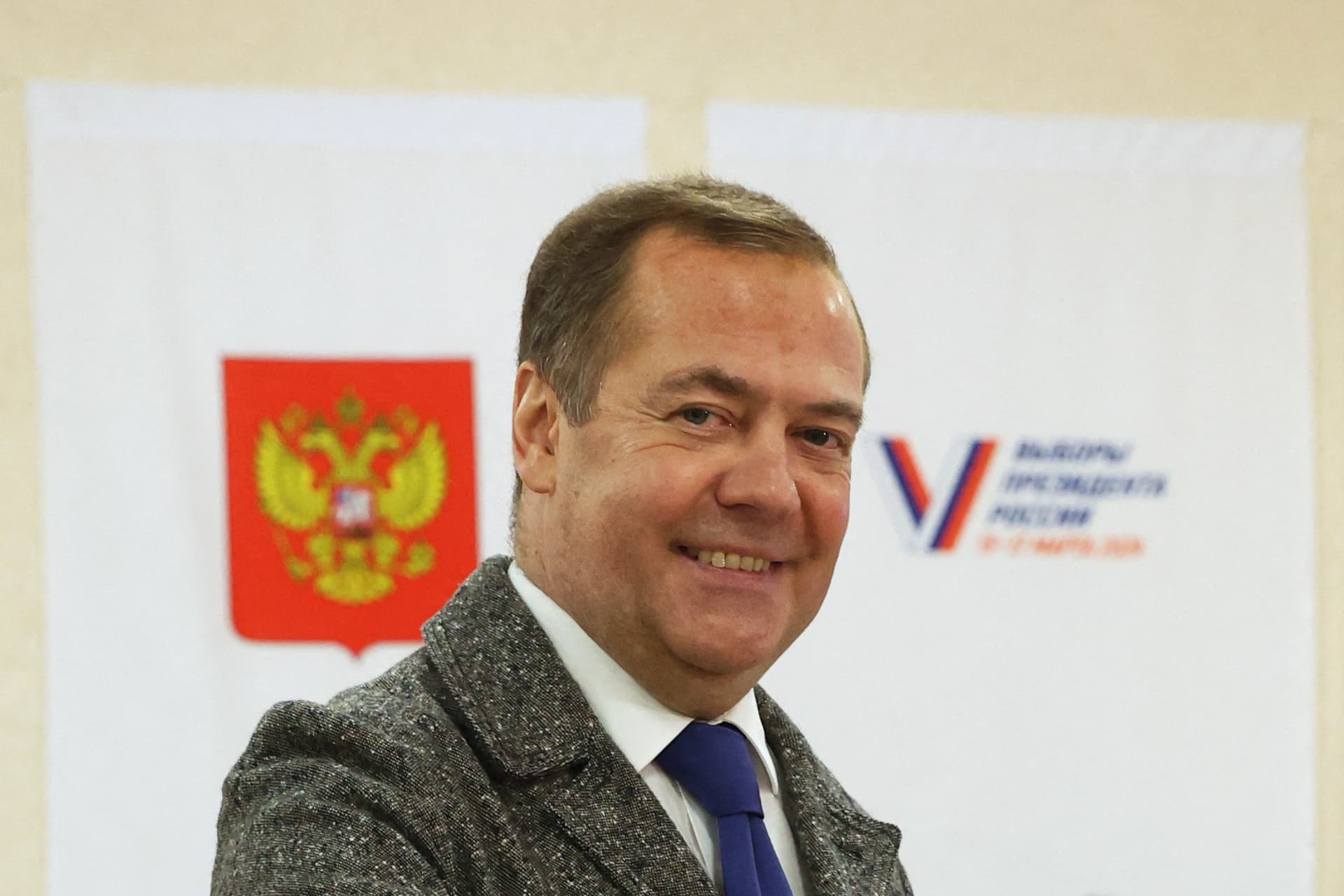 Medvegyev: Van, aki kész nukleáris robbanófejet adni Iránnak