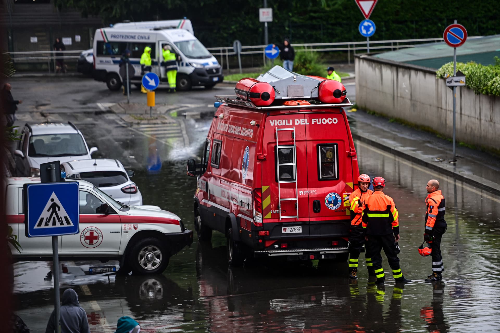 Olaszországban az áradat elsodort egy tűzoltóautót
