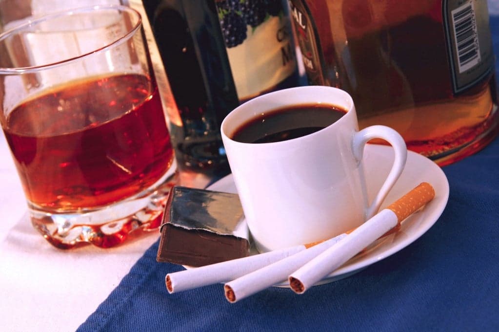 Ezek az ételek és szokások teszik tönkre a gyomrot