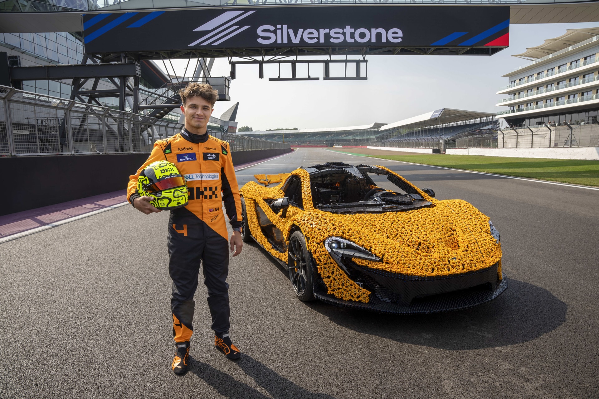 Lando Norrist beleültették egy legó McLarenbe + VIDEÓ