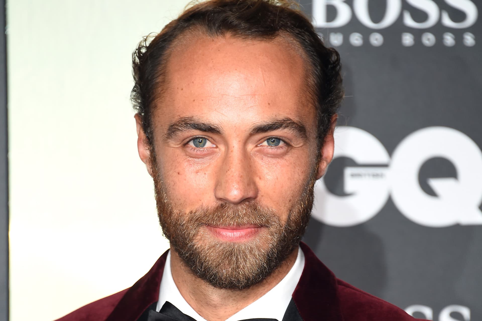 James Middleton kisfia boldogan hordja híres rokonai egykori ruháit