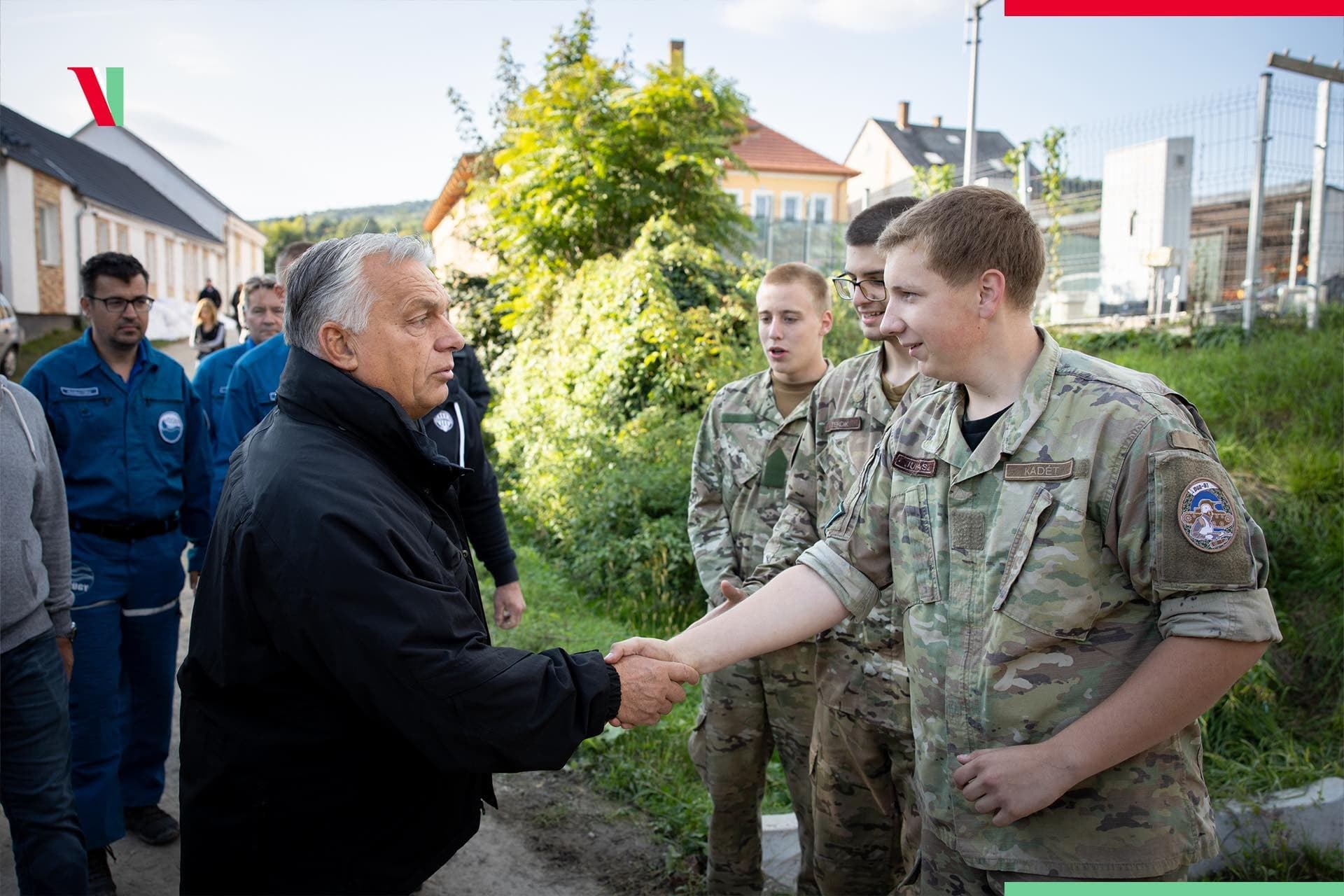 A főváros felé halad az árvíz, védeni kell az Országházat + VIDEÓ