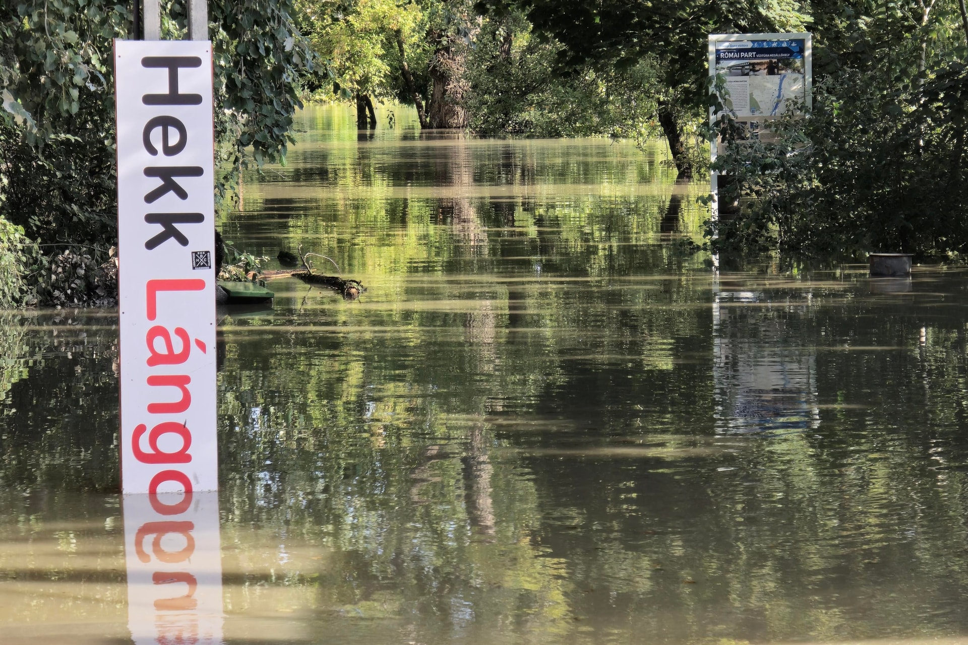A kormány a lakosság mellett a kkv-kat is megvédi az árvízi károktól
