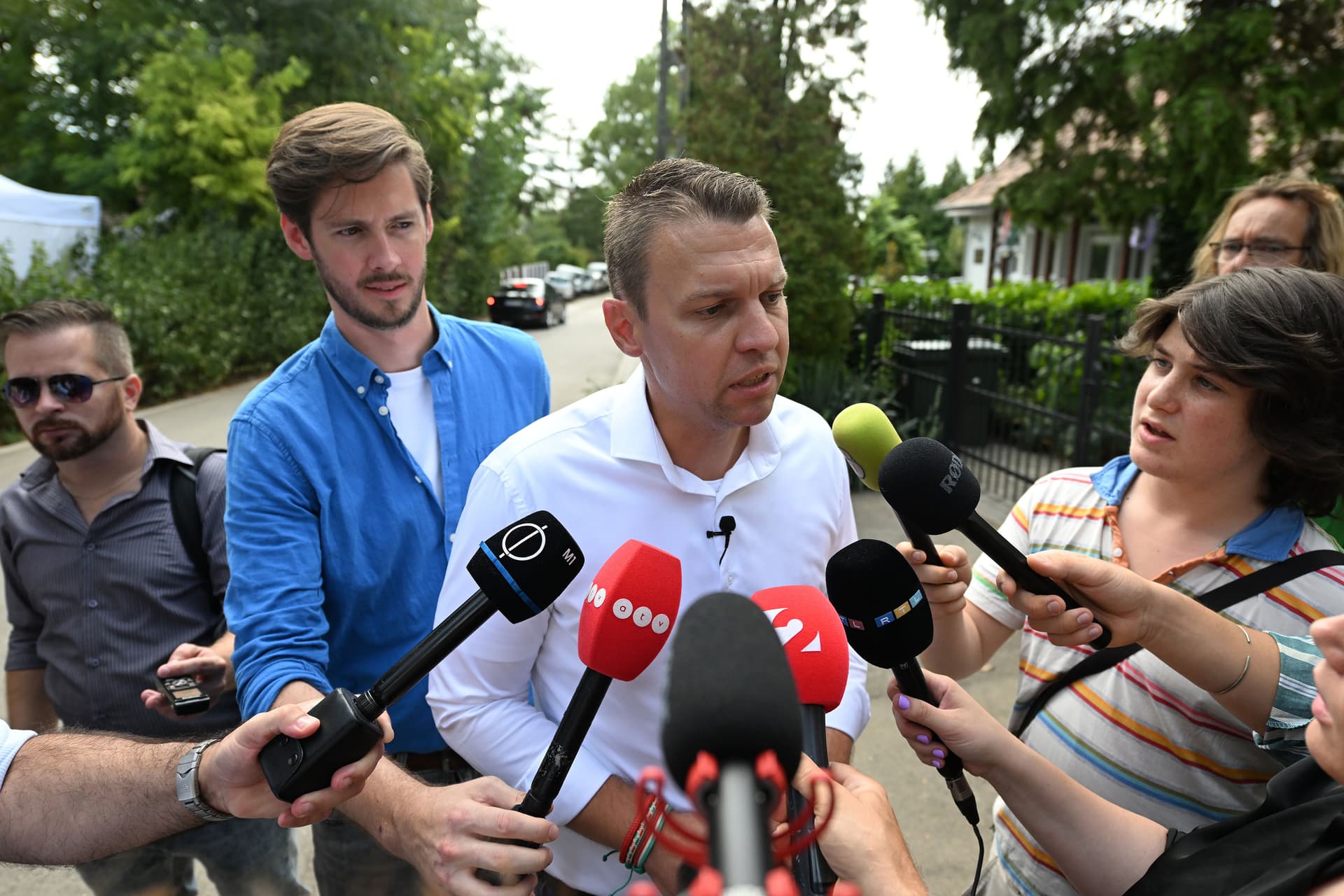 Magyar Péter ezúttal a brüsszeli migrációs szabályok betartását követeli