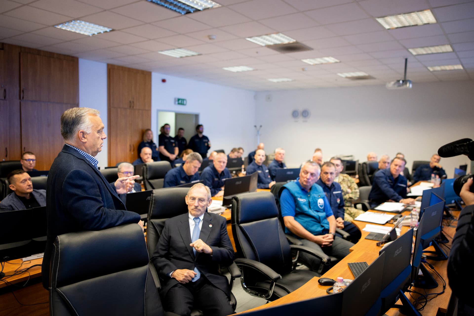 Orbán Viktor vezetésével ülést tartott az árvízvédelmi operatív törzs + VIDEÓK
