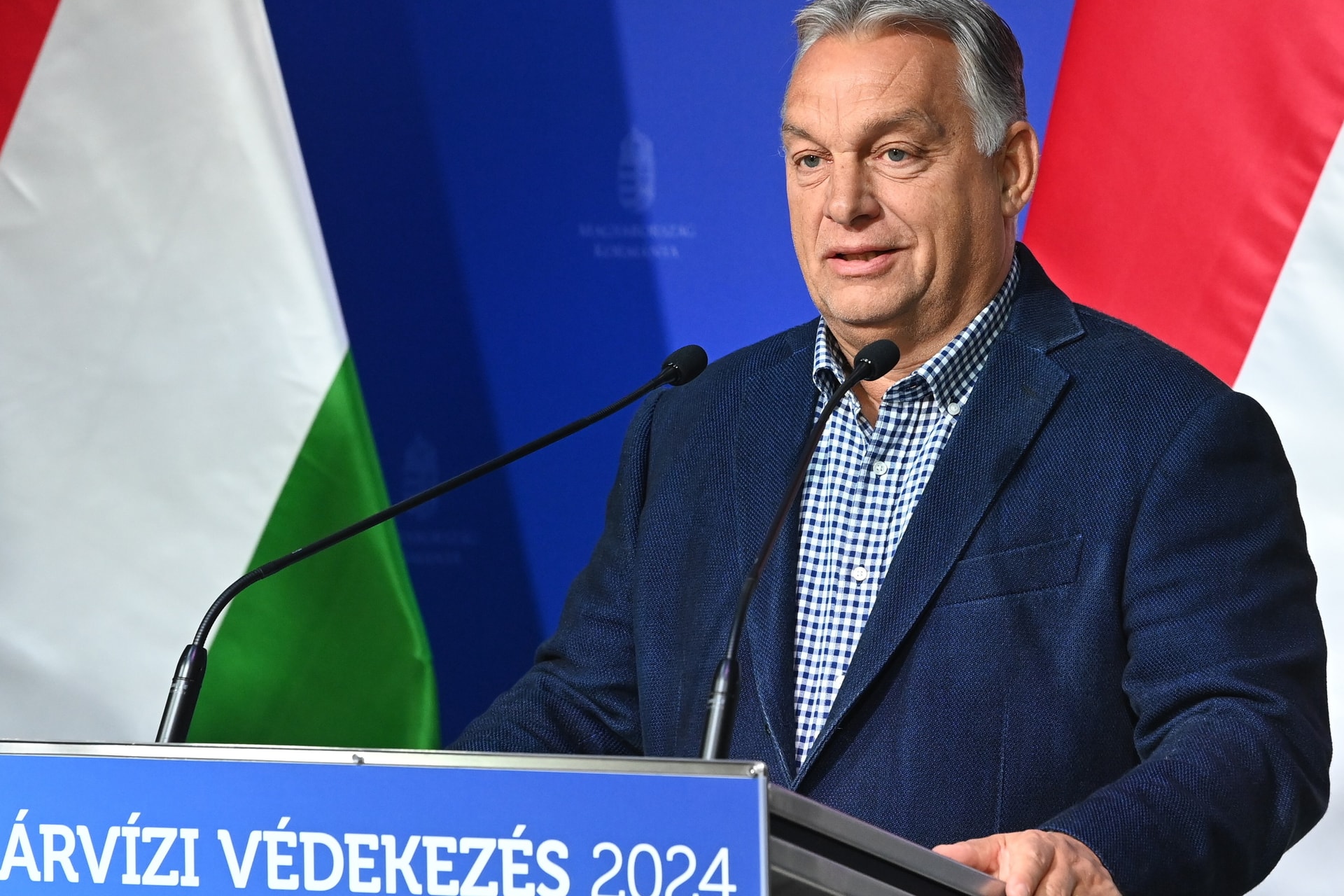 Orbán Viktor csomagol