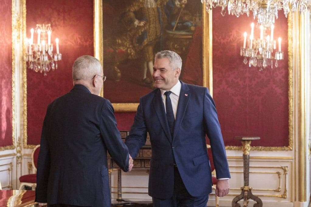 Az Osztrák Néppárt vezetőjét bízta meg kormányalakítással az államfő