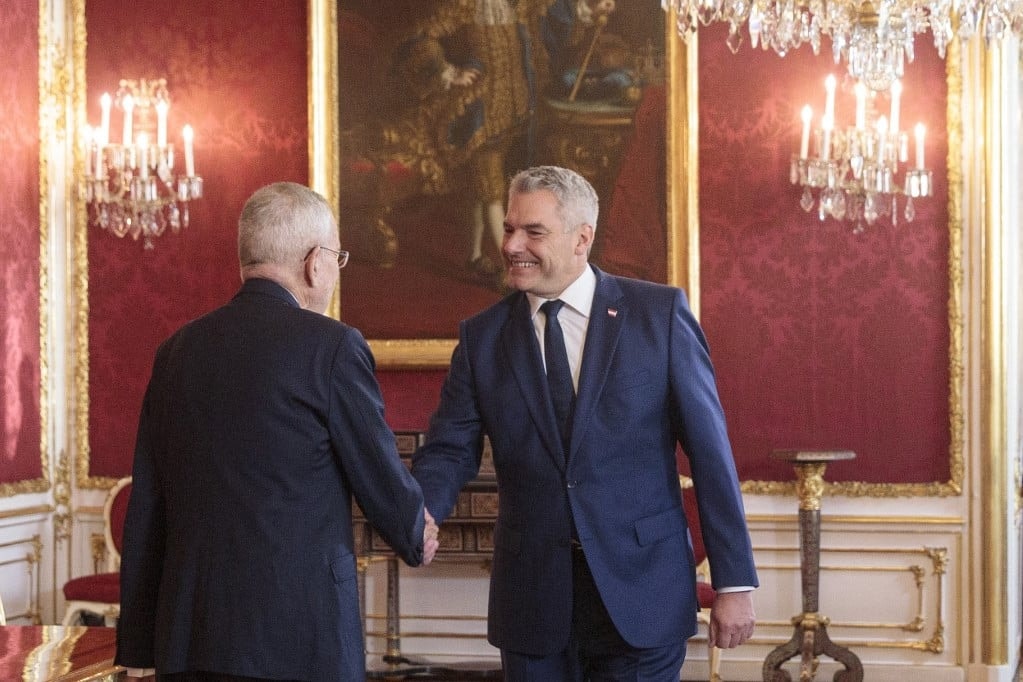 Az Osztrák Néppárt vezetőjét bízta meg kormányalakítással az államfő