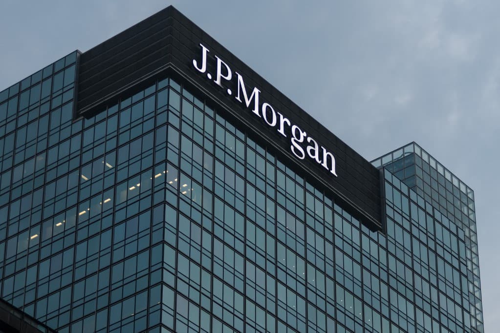Befagyasztották két amerikai bank pénzeszközeit