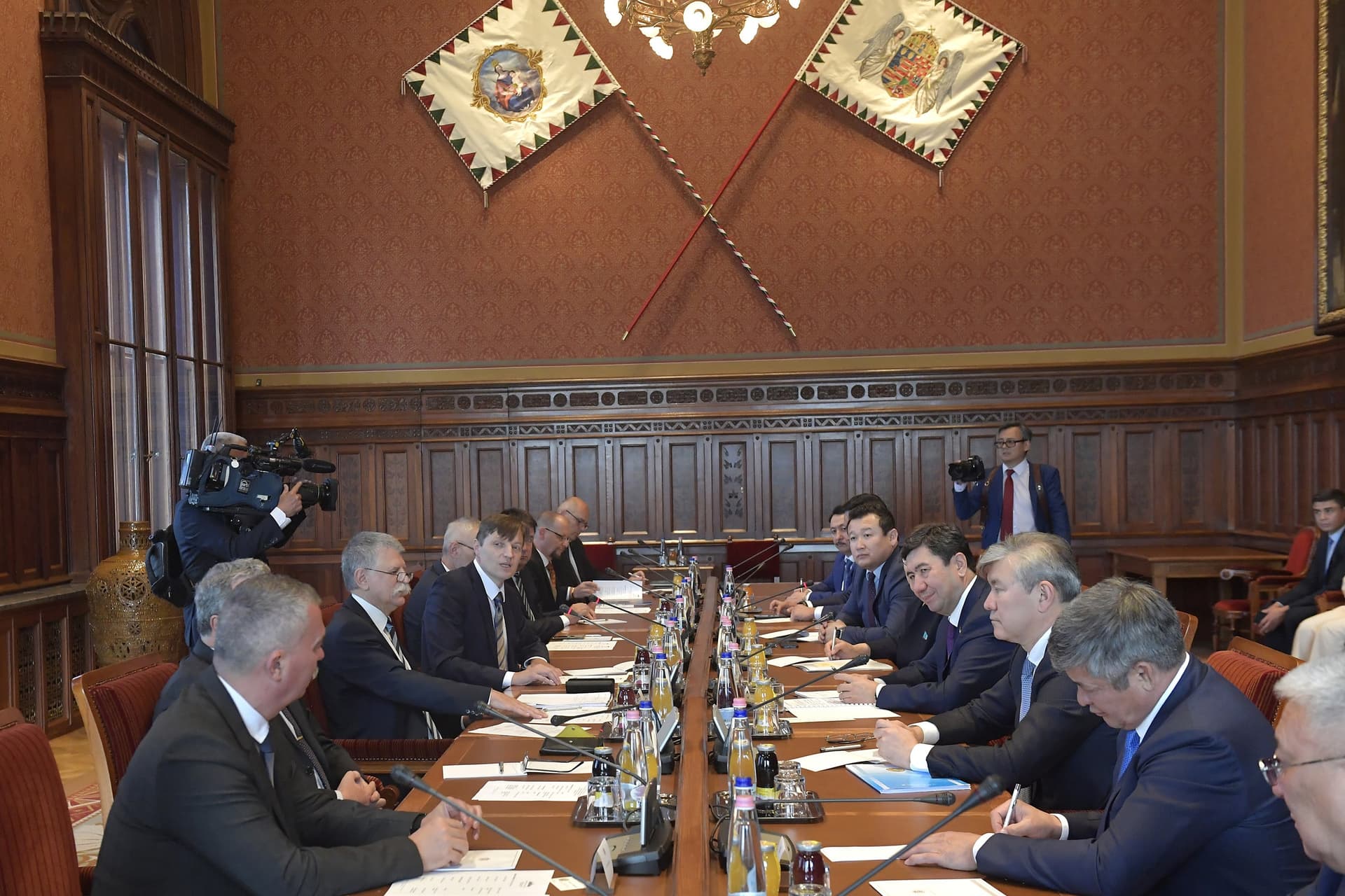 A kazah parlament elnökét fogadta Kövér László