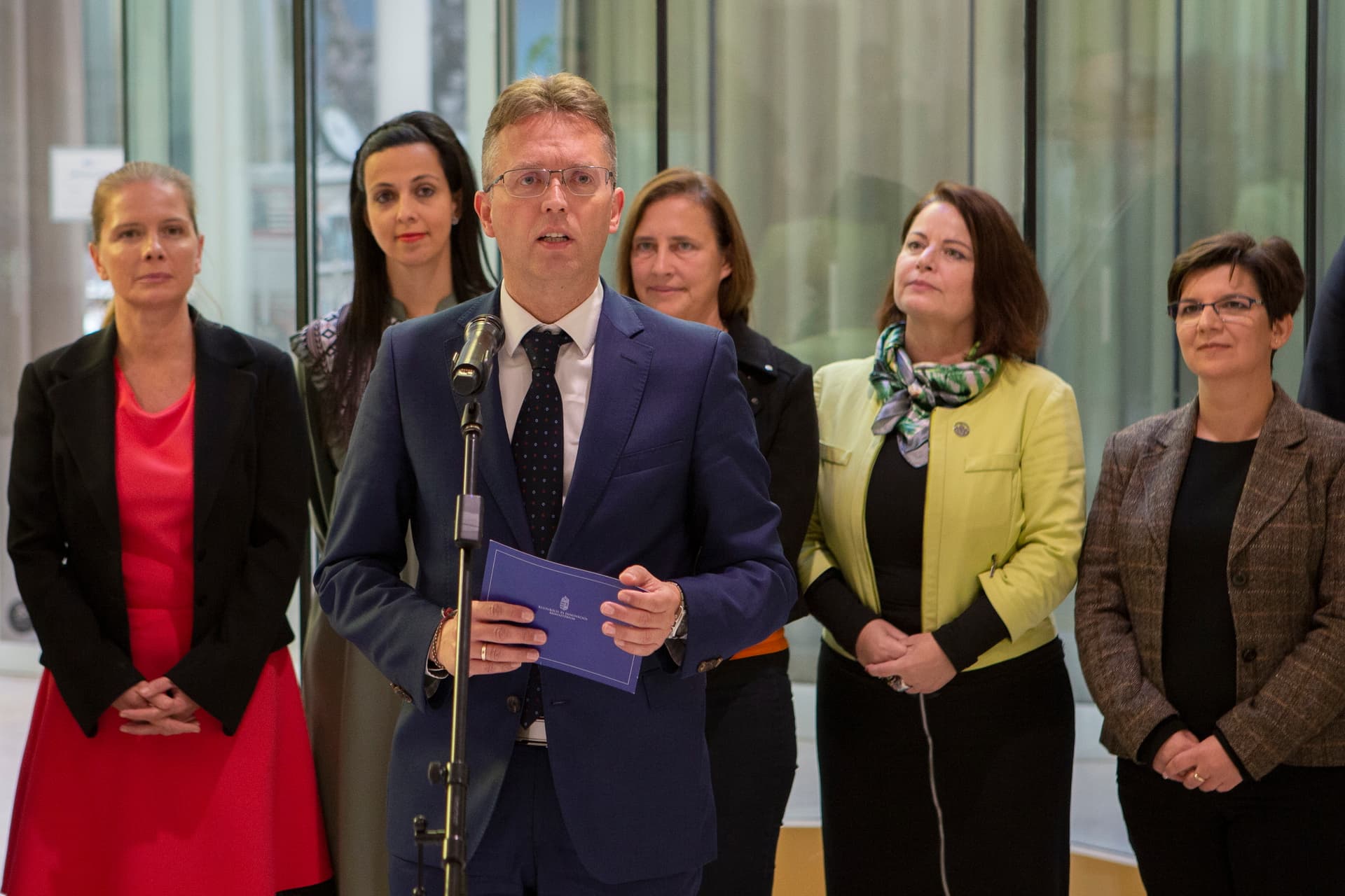 Hankó Balázs szerint javítani kell a családok helyzetén