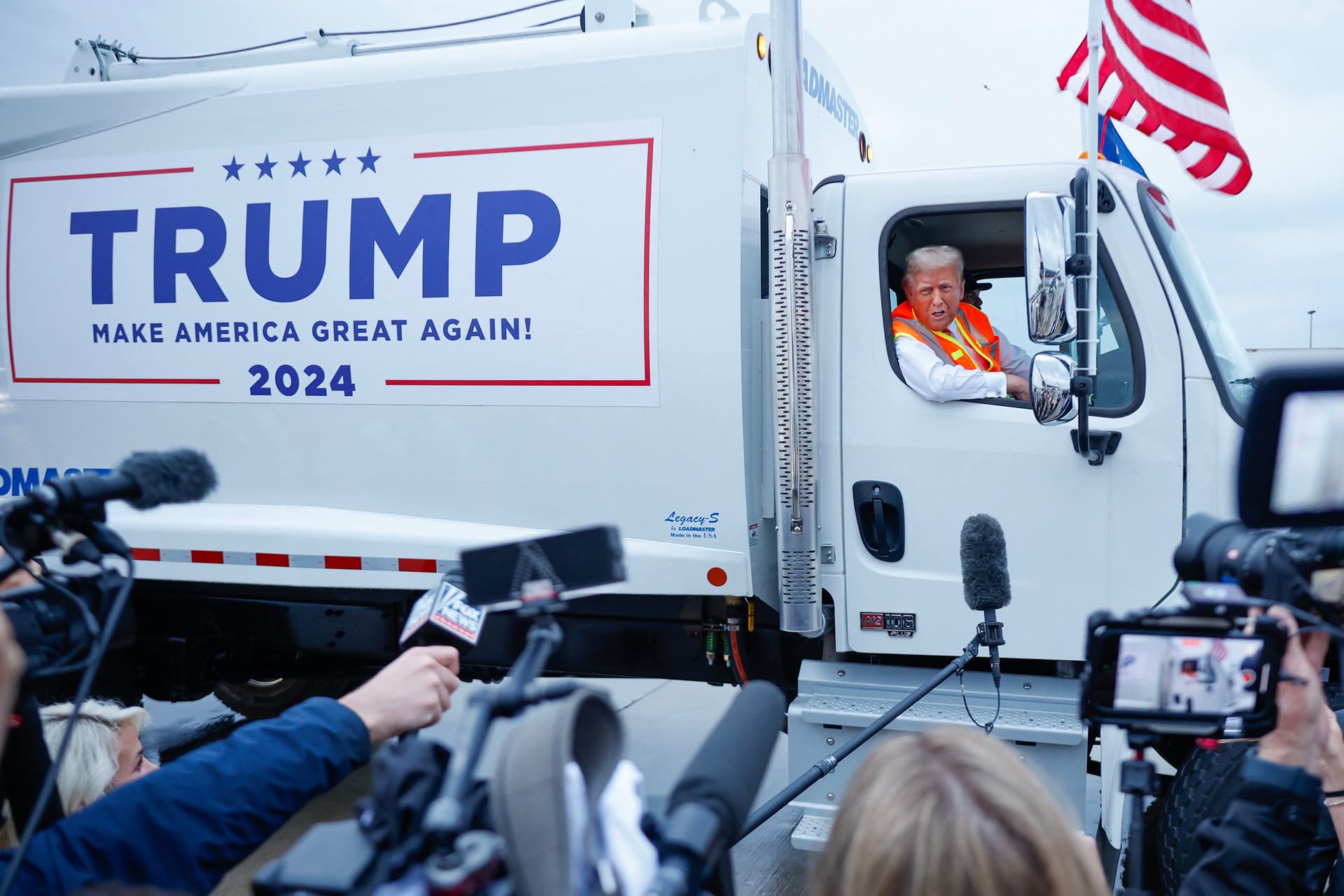 Donald Trump kukásautóba ült + VIDEÓ