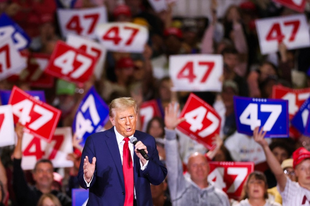 Pult mögé állt Donald Trump, istentiszteleten beszélt Kamala Harris