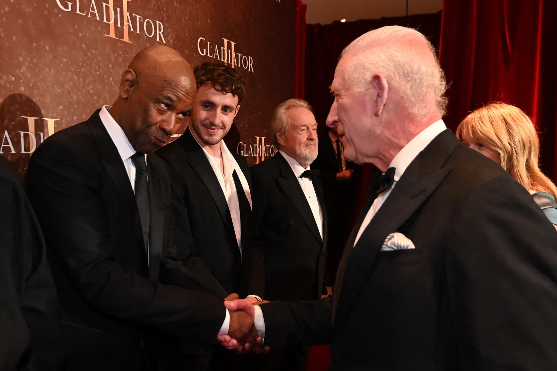 Denzel Washington megszeppent, amikor kezet fogott III. Károllyal + VIDEÓ