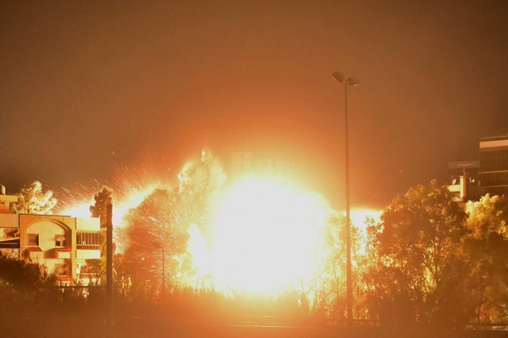 Egy nyolcemeletes épületet bombázott porig Izrael