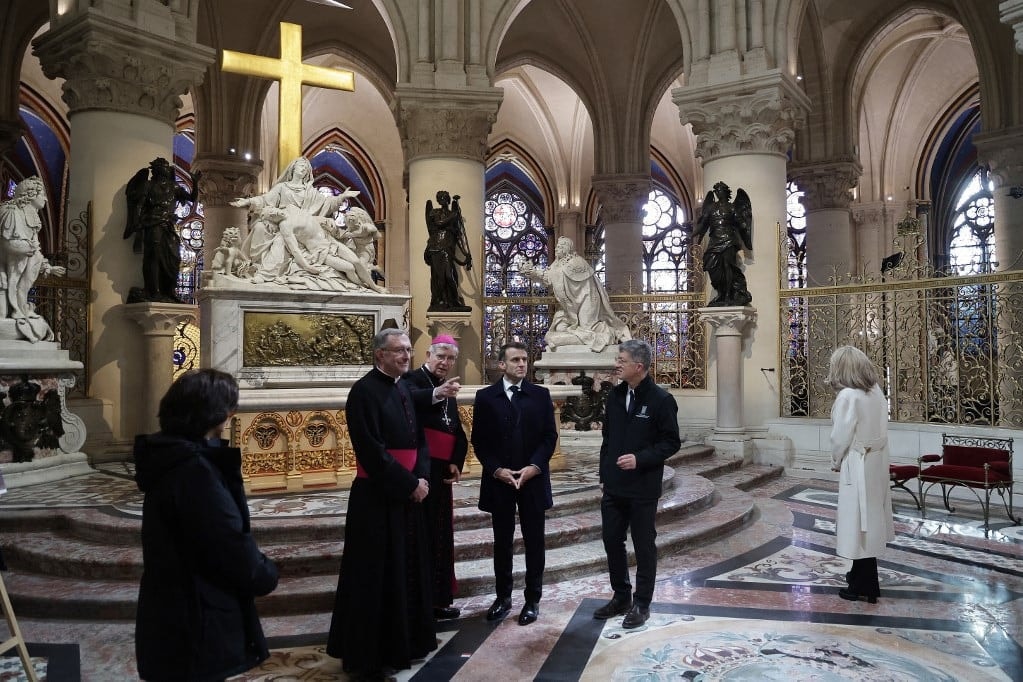 A francia elnök ellenőrző látogatást tett a Notre-Dameban