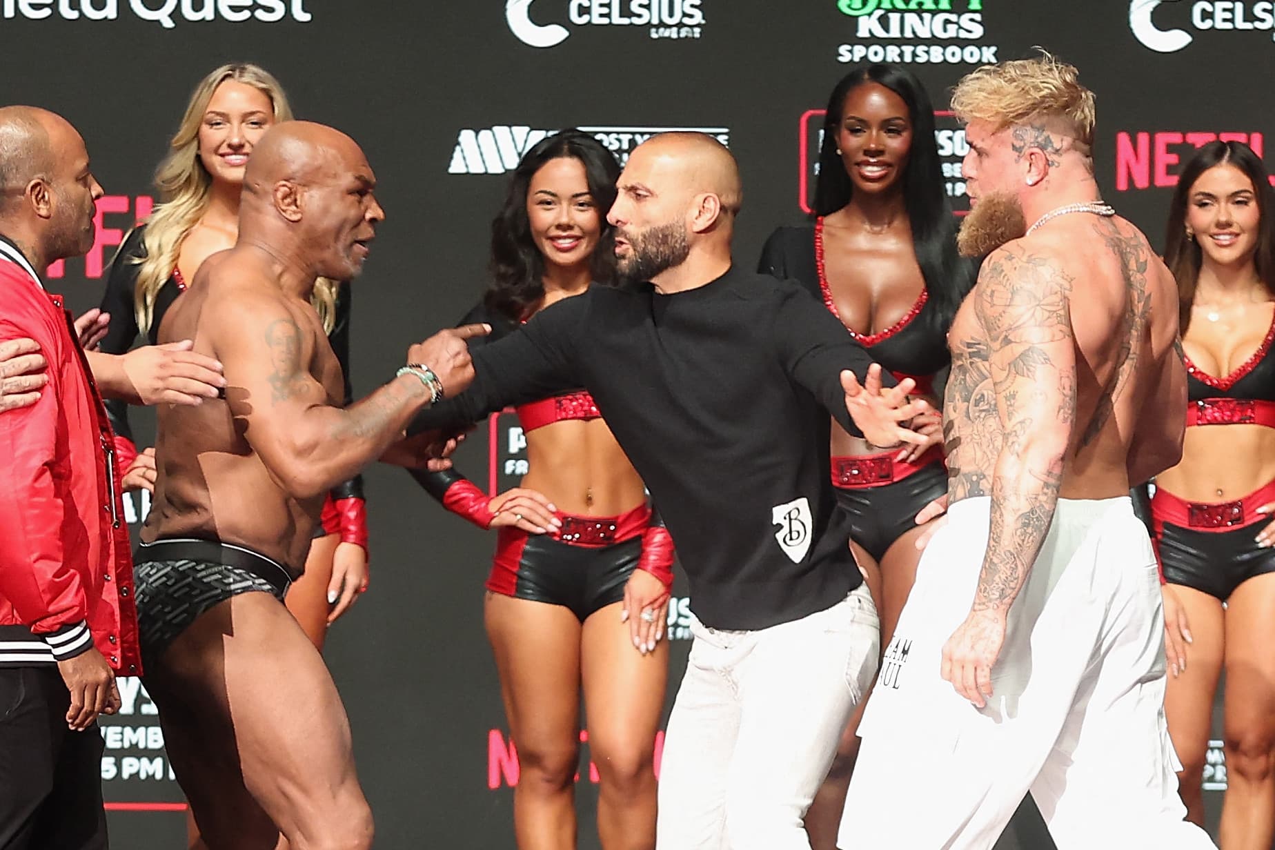 Az első pofon már elcsattant Mike Tyson és Jake Paul között