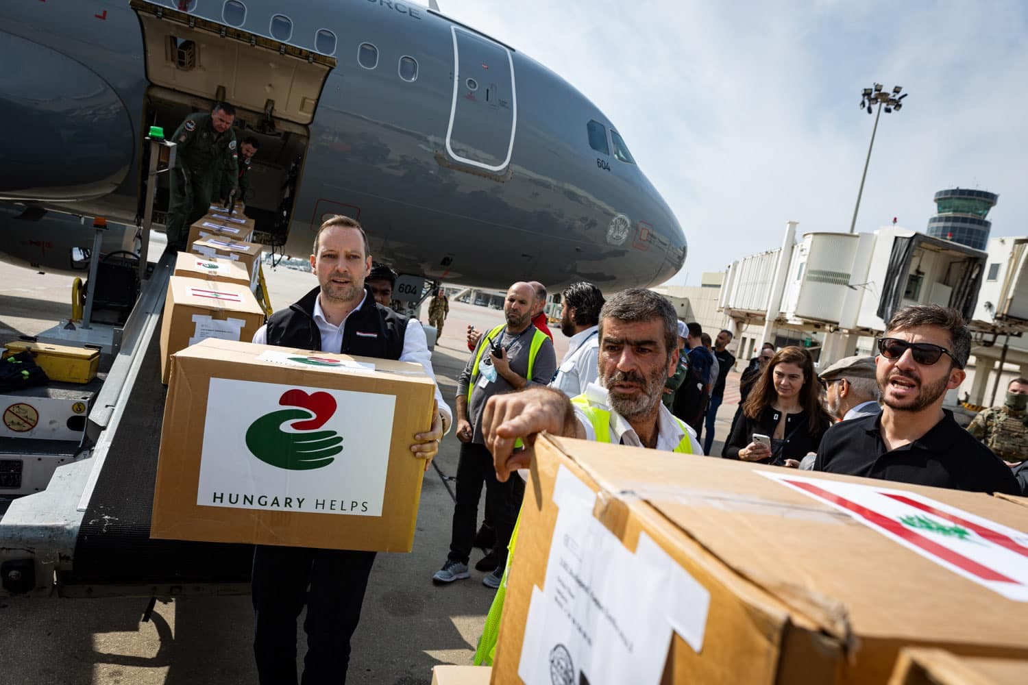 Azbej Tristan: Sikeres humanitárius műveletet hajtott végre Libanonban a kormány