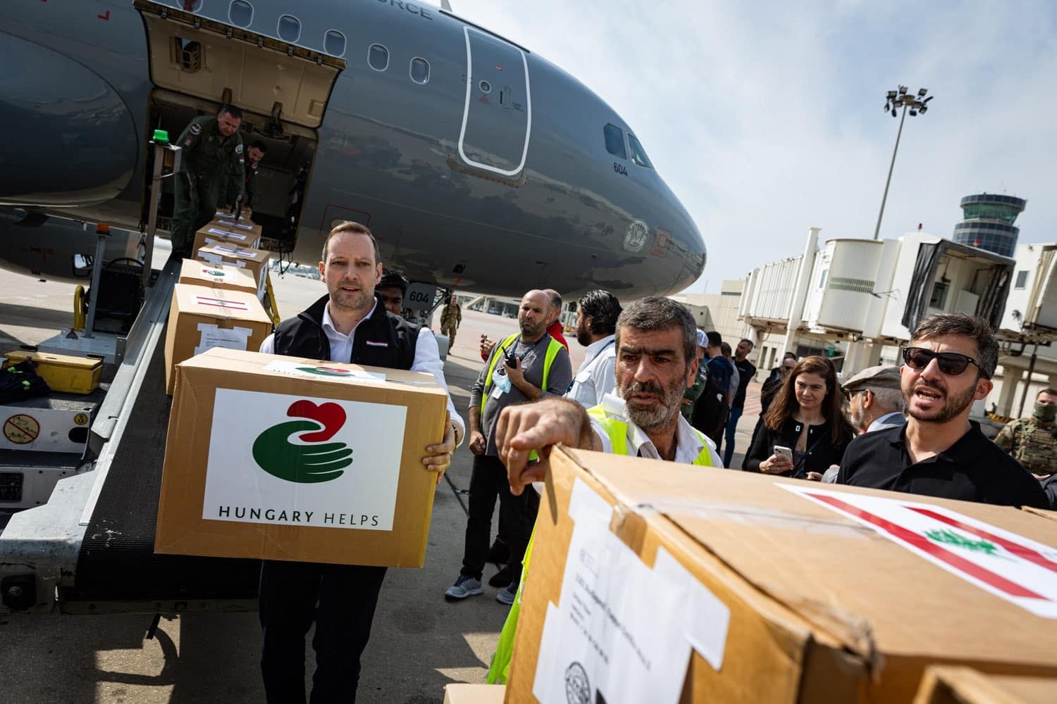 Azbej Tristan: Sikeres humanitárius műveletet hajtott végre Libanonban a kormány