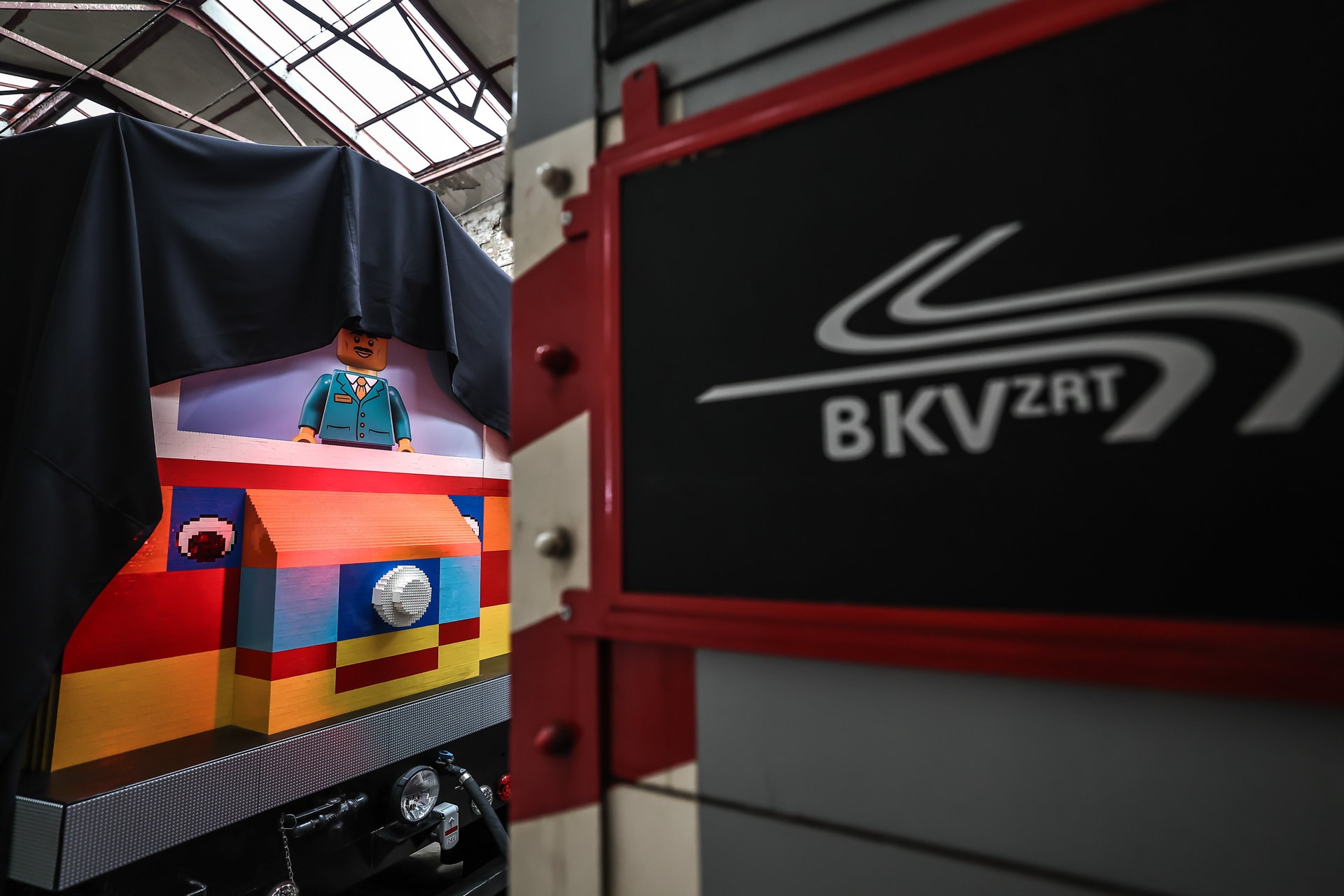 Íme a magyar tervezésű, hattonnás LEGO-villamos + GALÉRIA